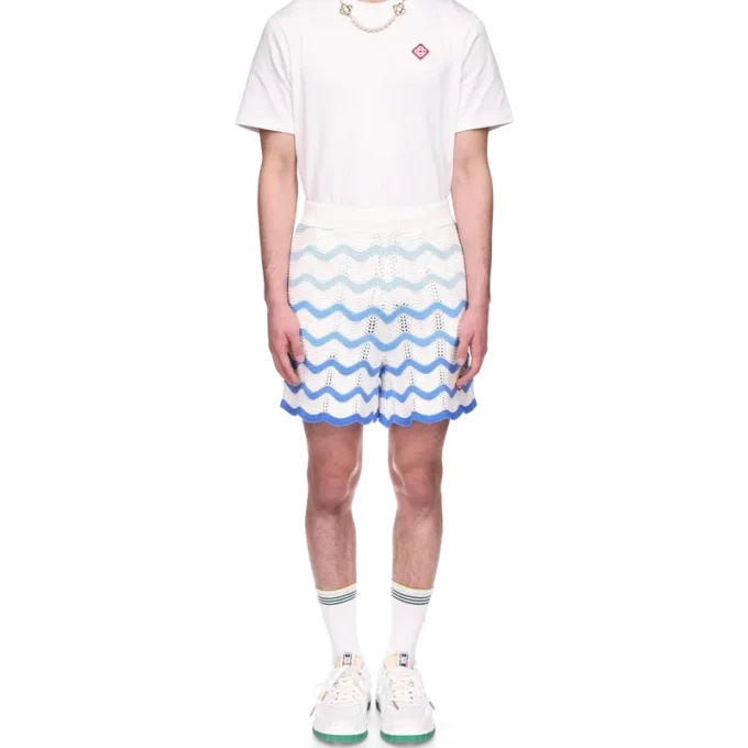 Vågiga shorts i virkat tyg med toning