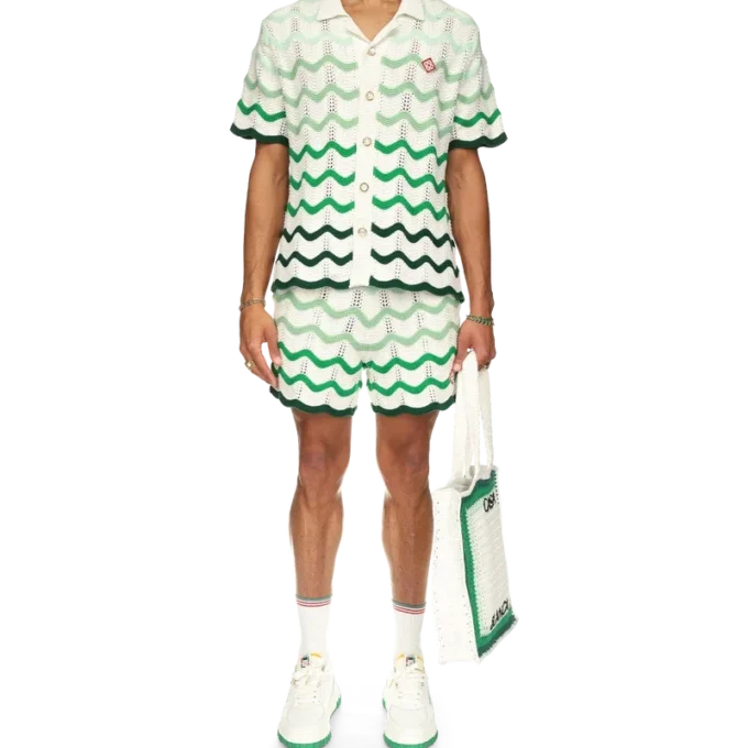 Vågiga shorts i virkat tyg med toning