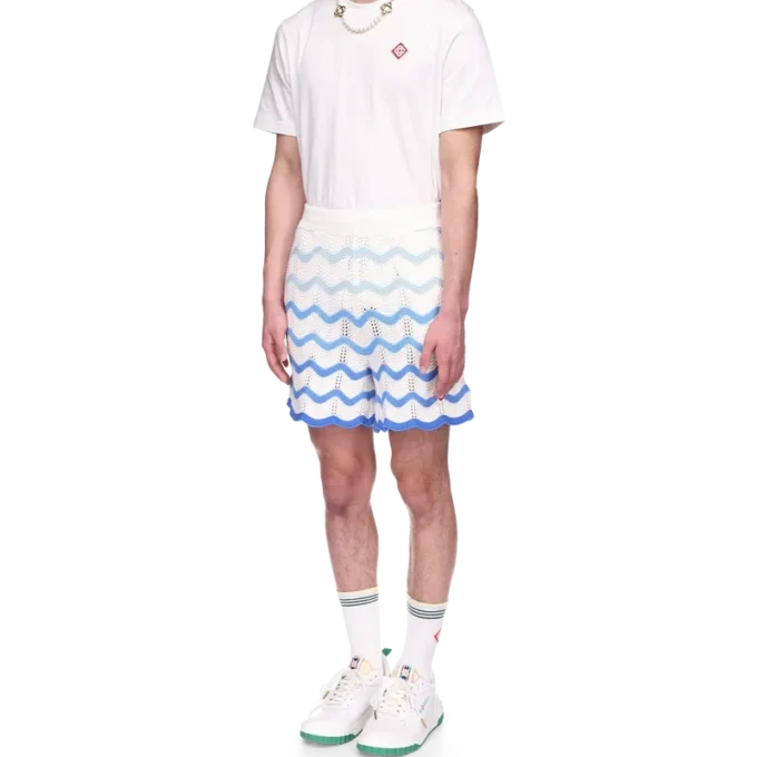 Vågiga shorts i virkat tyg med toning