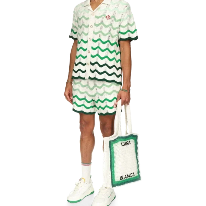 Vågiga shorts i virkat tyg med toning