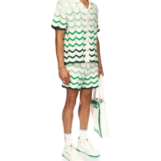 Vågiga shorts i virkat tyg med toning