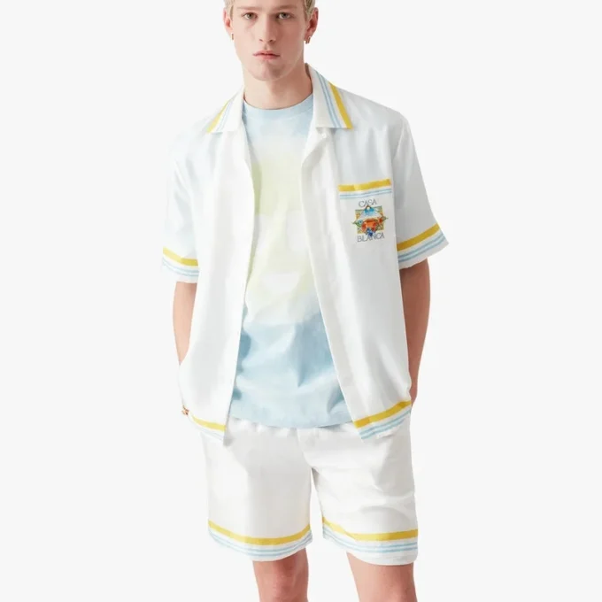 Vit kortärmad silkesskjorta med tennismotiv i Shorts-utförande