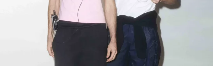 Vit kortärmad T-shirt med graffititryck