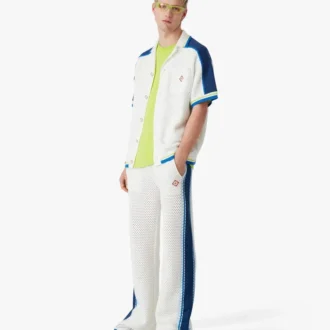 Vit och blå kortärmad virkad skjorta