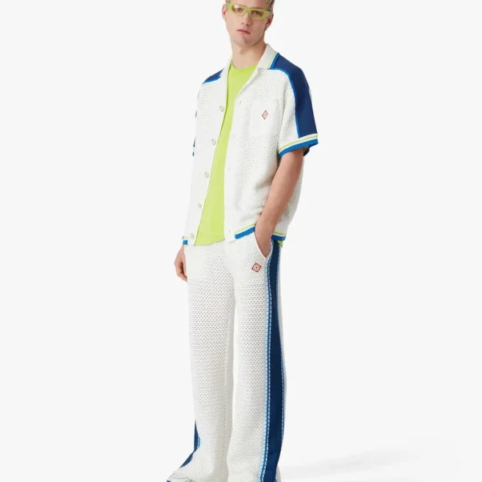 Vit och blå kortärmad virkad skjorta