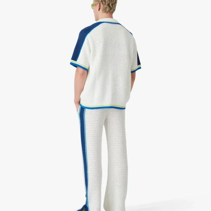 Vit och blå kortärmad virkad skjorta