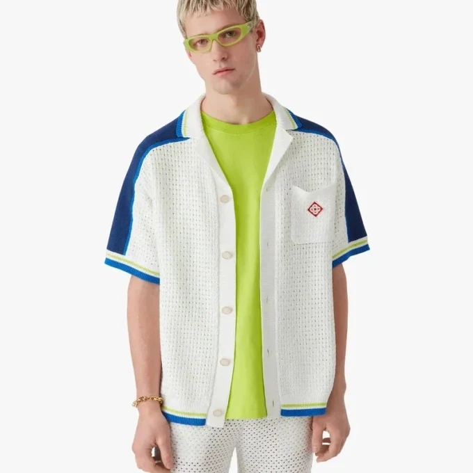 Vit och blå kortärmad virkad skjorta