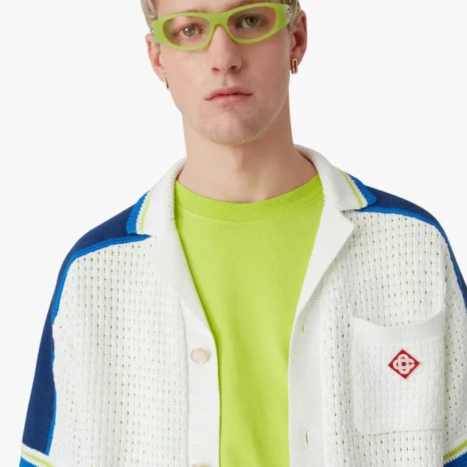 Vit och blå kortärmad virkad skjorta