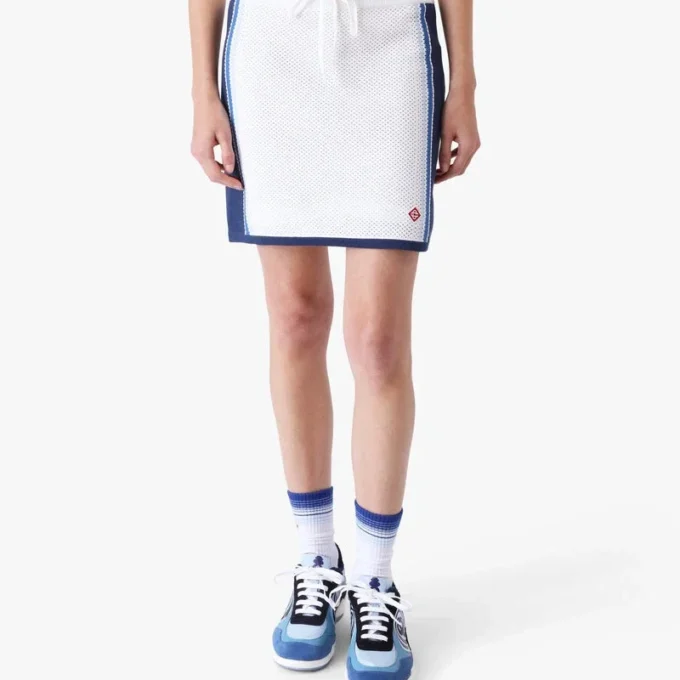 Vit och blårandig minikjol i mesh Vit och blårandig minikjol i mesh