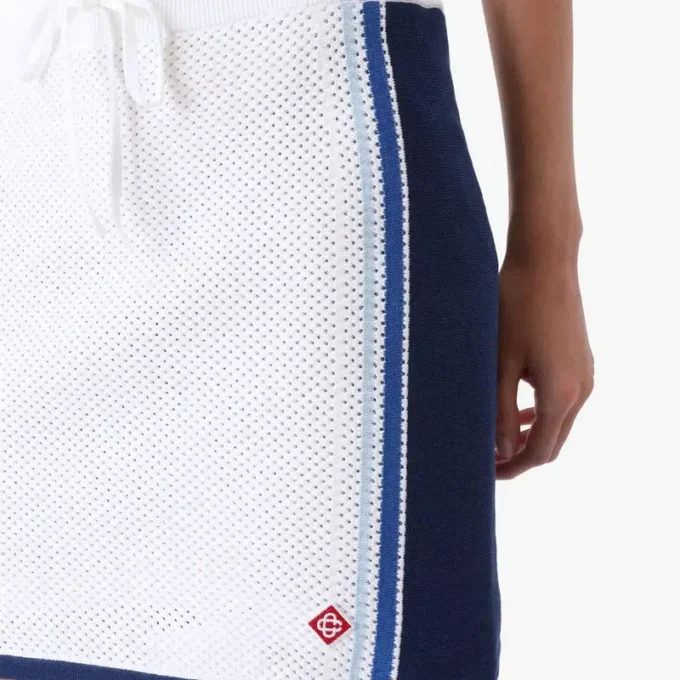 Vit och blårandig minikjol i mesh Vit och blårandig minikjol i mesh