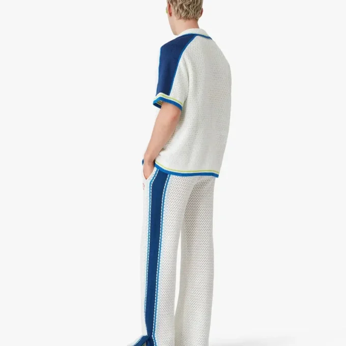 Vit- och blårandiga träningsbyxor i mesh