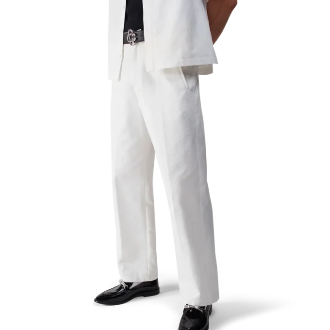 Vita chino-byxor med monogram