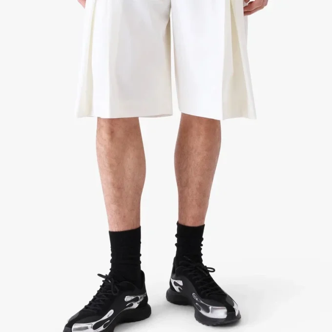 Vita plisserade baggy shorts