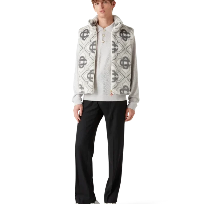 Väst i fuskpäls med monogram